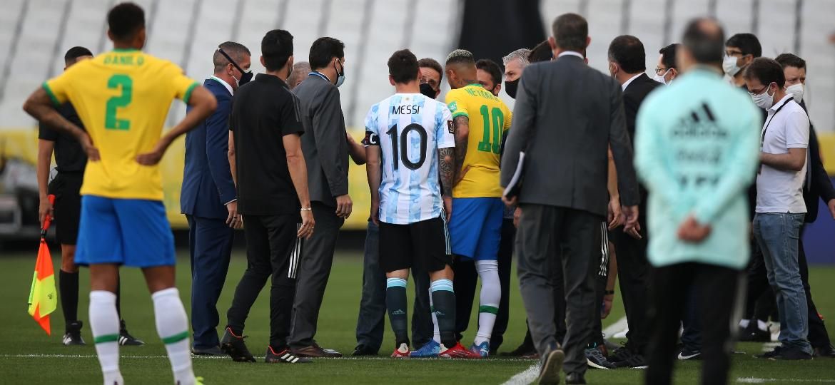 Anvisa agents interrupt the match between Brazil and Argentina - Alexandre Schneider/Getty Images