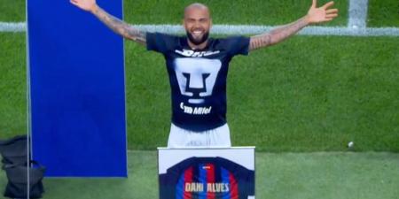 Dani Alves, the king of Camp Nou, receives his goodbye homage