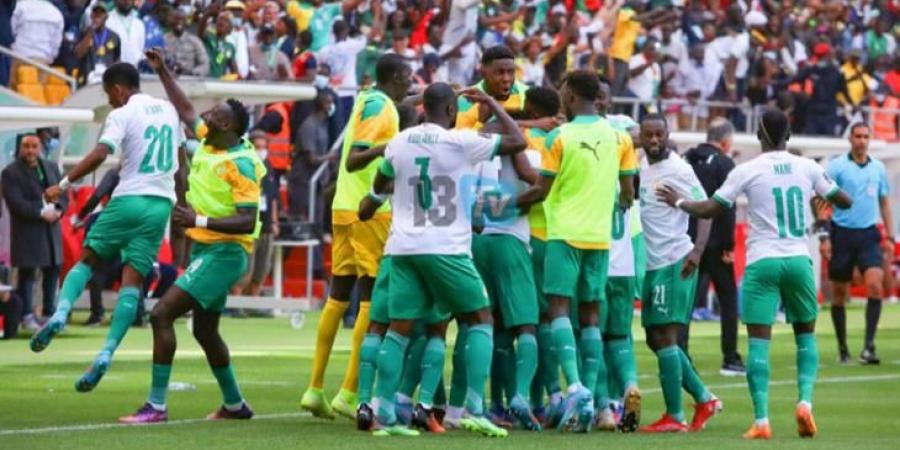 غرامة ومباراة دون جماهير.. فيفا يعلن عقوبات السنغال بعد أحداث مباراة مصر