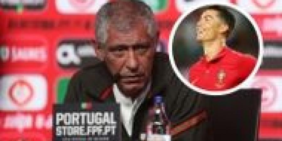 رغم غياب الحسم .. مدرب البرتغال يدعم قرار رونالدو بالاستمرار في يونايتد