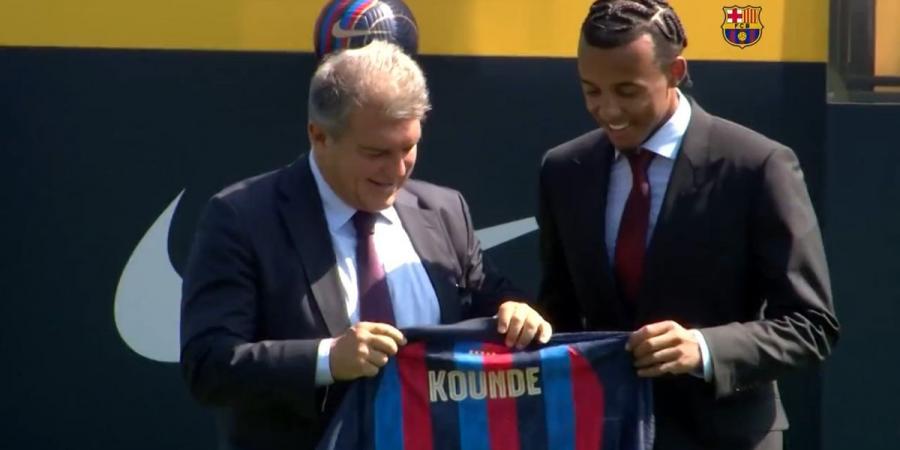 Jules Koundé signs his new contract to officially become a FC Barcelona player