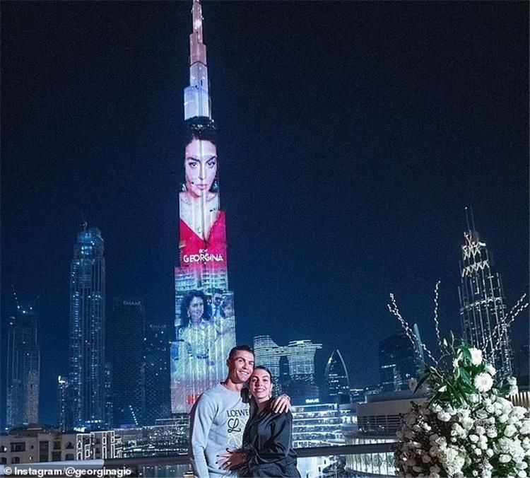 رونالدو وجورجينيا خلف برج خليفة