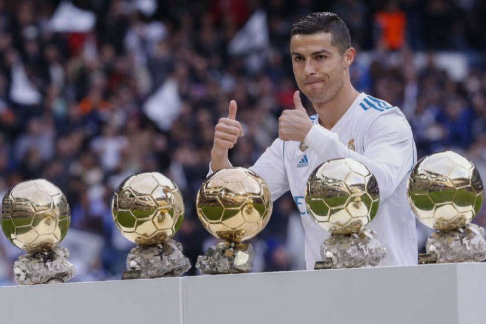 Cristiano Ronaldo posa en el Santiago Bernabéu con sus cinco balones de oro