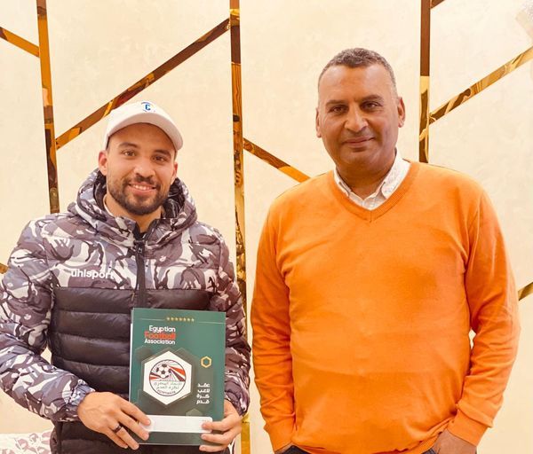 قد تكون صورة ‏‏‏شخصين‏، و‏أشخاص يقفون‏‏ و‏منظر داخلي‏‏