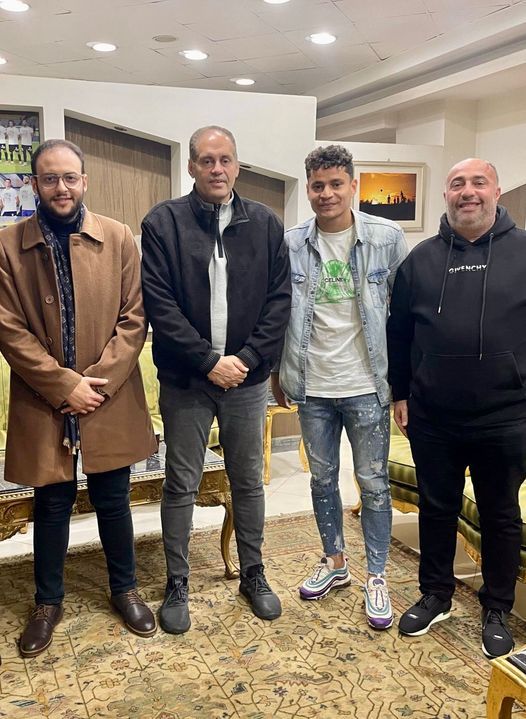 قد تكون صورة ‏‏‏‏٤‏ أشخاص‏، و‏أشخاص يقفون‏‏ و‏منظر داخلي‏‏