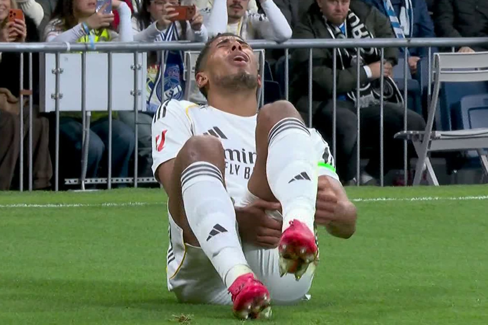 Jude Bellingham worries posing with an oxygen mask after his injury