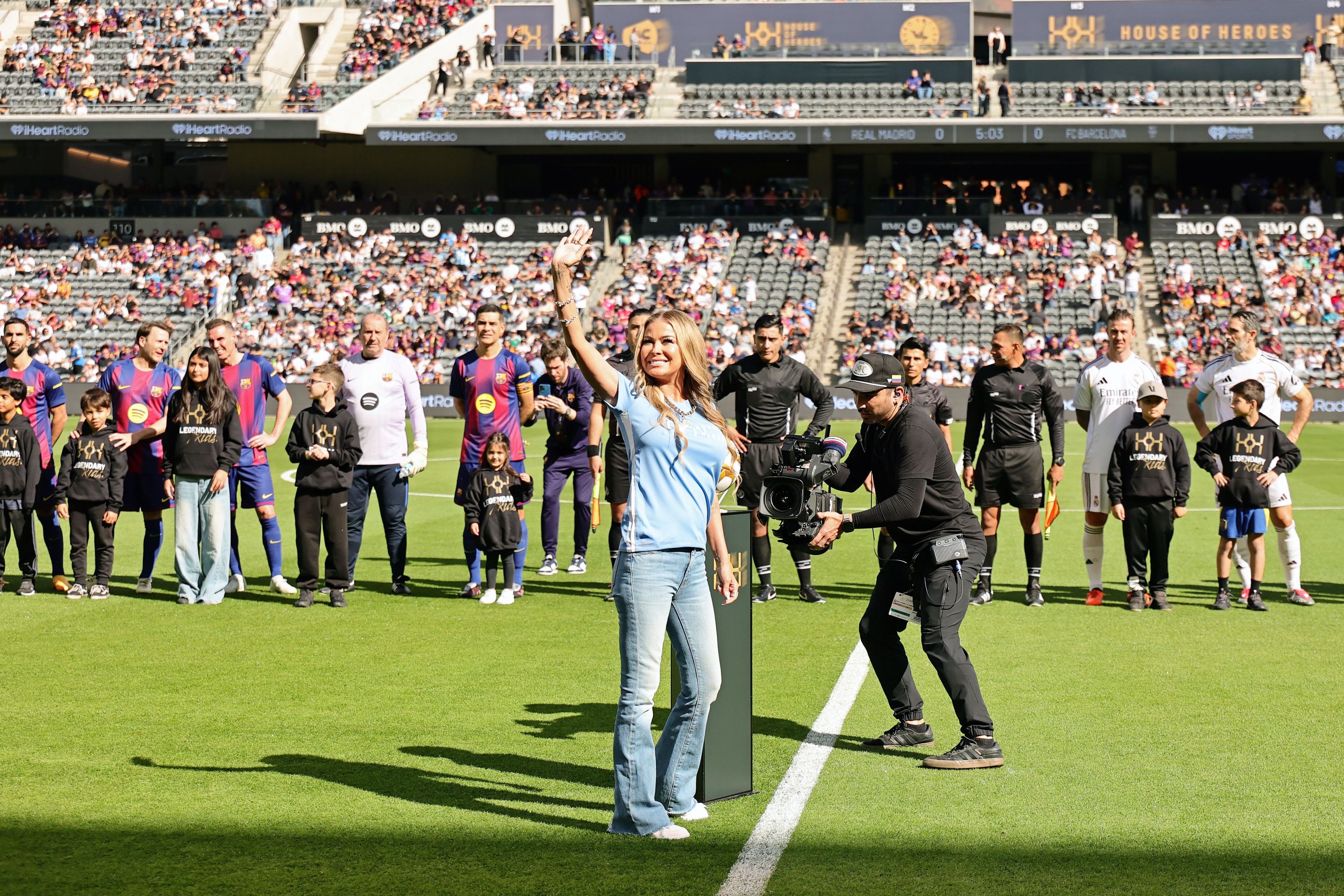 Carmen Electra stole the show at the Madrid and Barcelona legends match: 