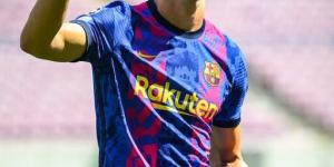 دي يونج يظهر بقميص برشلونة لمباريات الأبطال
