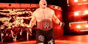 نجم WWE السابق يكشف سيناريو الصراع الناري القادم بين رينز وبروك ليسنر