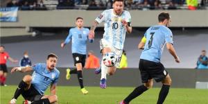 ميسي يتغنى بزميله في الأرجنتين بعد هزيمة أوروجواي: من الأفضل في العالم بمركزه