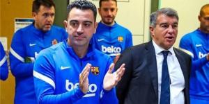 تشافي يحذر لاعبي برشلونة في أولى تدريباته للفريق