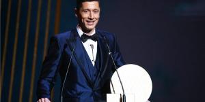رسميًا | ليفاندوفسكي يفوز بجائزة أفضل مهاجم في العالم لعام 2021