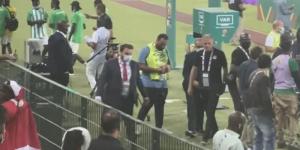 بالفيديو.. كيروش يشتبك مع أحد الجماهير بعد مباراة نيجيريا: "تعالى درّب أنت"