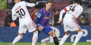 What should Barcelona do with midfielder Frenkie de Jong?