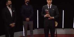 لحظة تتويج ليفاندوفسكي بجائزة افضل لاعب في العالم لسنة 2021  ذا بيست
