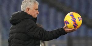 Mourinho reaffirms commitment to Roma after Everton links