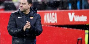 تشافي يطلب رحيل مدافع برشلونة بعد الإقصاء من الدوري الأوروبي