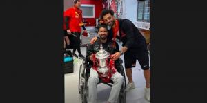 مؤمن زكريا يحتفل مع محمد صلاح ولاعبي ليفربول بالتتويج بكأس الاتحاد الانجليزي