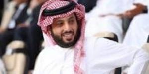أزمة بين مهاجم الأهلي ومشجع بسبب آل الشيخ: احترم الفانلة الحمراء!