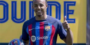 تمهيدًا لرحيله.. برشلونة يمنح قميص لاعبه لـ كوندي