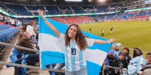 المصرية ليلى يوسف لاعبة داتشمين الأمريكي تحضر مباراة الأرجنتين وجامايكا