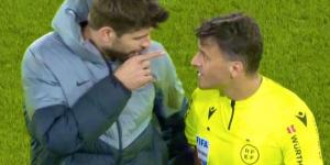 Pique chases the referee after Lewandowski's red card and ends up getting sent off himself!