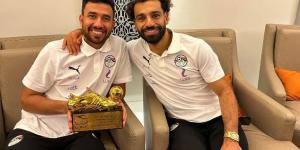 محمد صلاح يهدي جائزة أفضل لاعب لتريزيجيه والأخير يوجه له الشكر