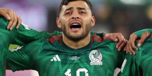 لاعب المكسيك يبكي أثناء عزف النشيد الوطني قبل مباراة بولندا "فيديو"
