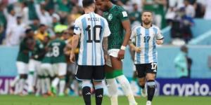 "مشادة لفظية".. مدافع السعودية يستفز ميسي في مباراة الأرجنتين بكأس العالم (فيديو)