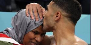 أشرف حكيمي يخطف الأنظار بتقبيل رأس والدته بعد الفوز التاريخي على بلجيكا "صور"