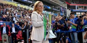 سارينا ويجمان تُسلم برشلونة لقب دوري أبطال أوروبا للسيدات بعد الفوز على فولفسبورج