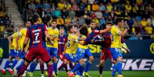 برشلونة يقبل هدية أتلتيكو ويفوز على قادش ليحتل المركز الثاني بالدوري الإسباني