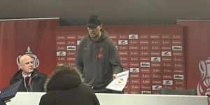 Jurgen Klopp finds Man United 'contract' signed by iShowSpeed after the club accidentally left it on the desk following the 4-3 FA Cup epic with Liverpool