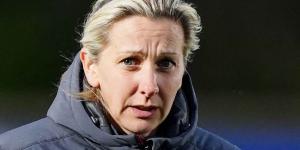 رئيسة الكرة النسائية بأستون فيلا تستقبل من منصبها بسبب أزمة العائلة