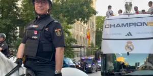 والد كارفاخال يحرس حافلة ريال مدريد في احتفالات بدوري الأبطال "فيديو"