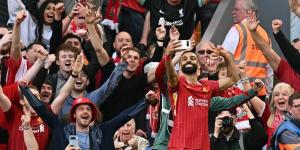 صلاح يحتفل بطريقة "السيلفي" بعد هدفه في توتنهام (فيديو)