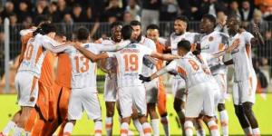 نهضة بركان يقترب من التتويج بكأس الكونفدرالية بعد فوزه على سيمبا التنزاني بثنائية