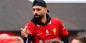 رفقة صلاح.. لاعبو ليفربول يحتفلون مع الجماهير في الشوارع بعد التتويج بالدوري