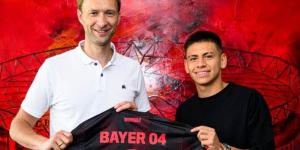 "اللاعب رقم 9".. باير ليفركوزن يعلن تعاقده مع الموهبة الأرجنتينية كلاوديو إتشيفيري