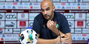 الركراكي: "عندما تستصغر الخصم فإنه يُعذّبك ومباراة البحرين اختبار جيد بالنسبة لنا"