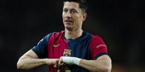 الضربات تتوالى على برشلونة.. مدة غياب ليفاندوفسكي بعد إصابته