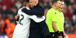 أرني سلوت يوجه رسالة مؤثرة لترينت ألكسندر أرنولد بعد عودته الصعبة إلى آنفيلد