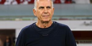 كيروش والآيباد.. المدرب البرتغالي يثير الجدل اعتراضًا على حكم مباراة السعودية وعمان