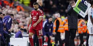 الهلال يراقب وضع محمد صلاح في ليفربول.. واجتماعه مع سلوت سبب الأزمة