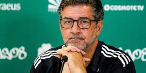 شوبير يكشف تفاصيل اتفاق اتحاد الكرة مع روي فيتوريا