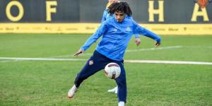 مروان عثمان يجمع متعلقاته بنادي سيراميكا كليوباترا ويودع زملاءه تمهيدًا للانتقال لـ الأهلي "خاص"