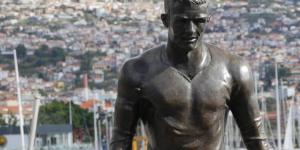 شخص يحرق تمثال كريستيانو رونالدو في ماديرا