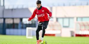 أخوماش: "اتصلت بي أندية أخرى للانتقال إليها معارا لكنني كنت واضحا في اختياري لرايو فاييكانو لأن أسلوب لعبه يناسبني كثيرا"