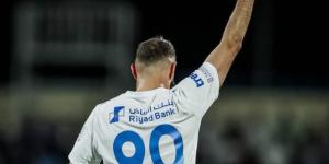 كريم بنزيما يفتتح التسجيل للهلال في مرمى الأخدود في أولى مشاركاته