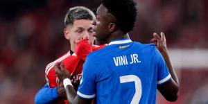 لجنة صوت اللاعبين التابعة لـ"الفيفا" تقترح عقوبات على من يغطون أفواههم بعد واقعة بريستياني وفينيسيوس